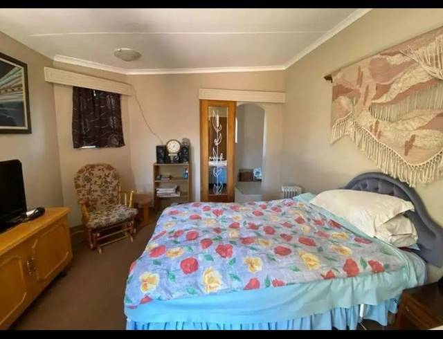 6 BEDROOM HOUSE FOR SALE IN SUIDEROORD